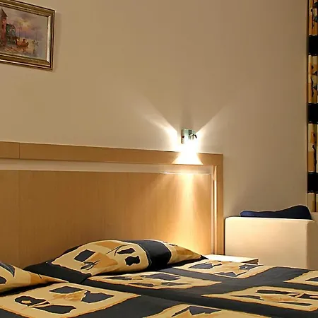 Aqua Azur فندق 4*